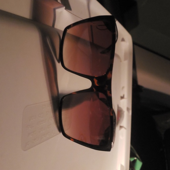 Large Square Sunglasses - Picture 4 of 5